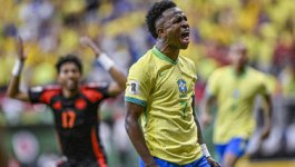 氛围不错，美国季前赛顺利收官后曼联球员集体团建